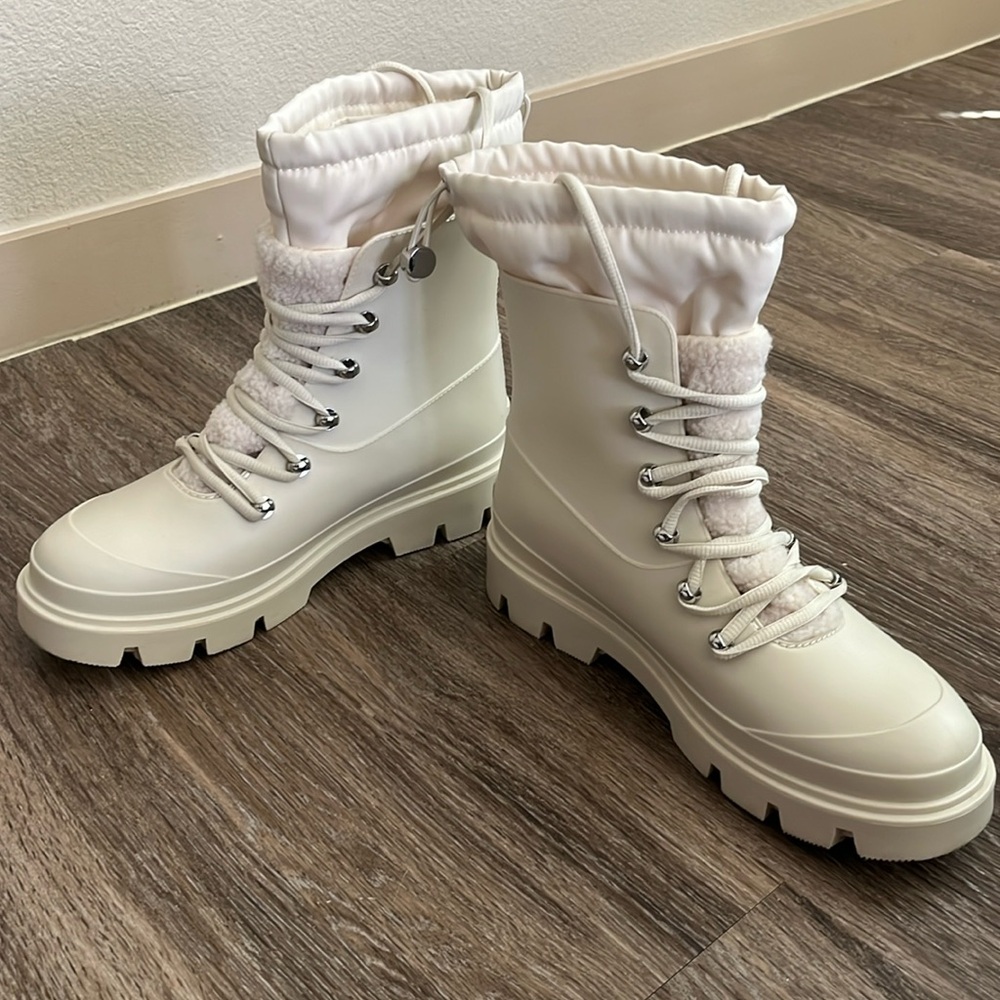 MARC FISHER Freely Waterproof Lace-Up Lug Sole Boot